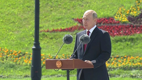 Президент Путин поздравил россиян и вручил медали Героя Труда