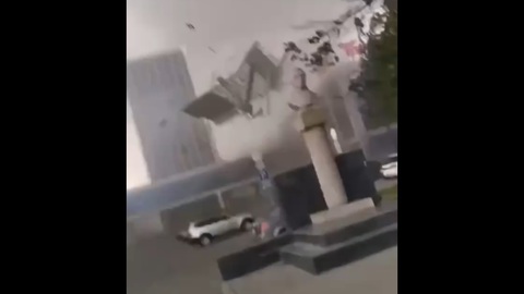 Ураганный ветер сорвал крышу со здания торгового центра в Барнауле. Видео
