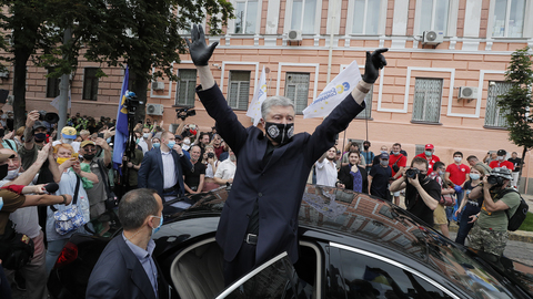 Рейтинг Зеленского обрушился, а Порошенко – подрос