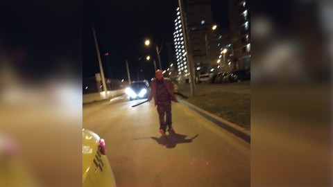 Пьяный хулиган с мачете пытался напасть на московского таксиста. Видео