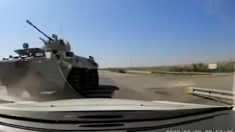 Военные на бронетранспортере наехали на легковую машину. Видео