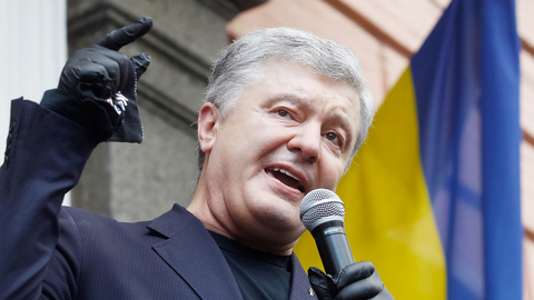 "Замахнулся — бей", — заявил Порошенко Зеленскому