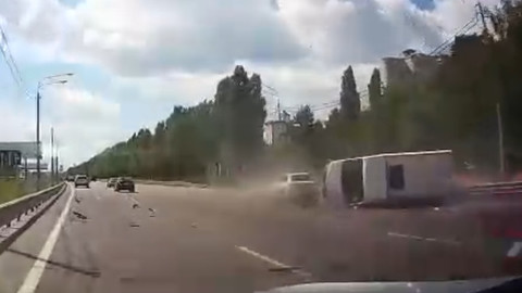 Любительница быстрой езды опрокинула маршрутку в Воронеже. Видео