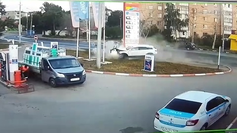 В Самаре погиб водитель легковушки, протаранивший заправку. Видео