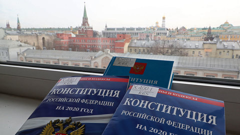 Все "упаковывать" в Конституцию не нужно, подчеркнул Путин