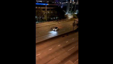 Водитель легковой машины снес протестующих на трассе в США. Видео
