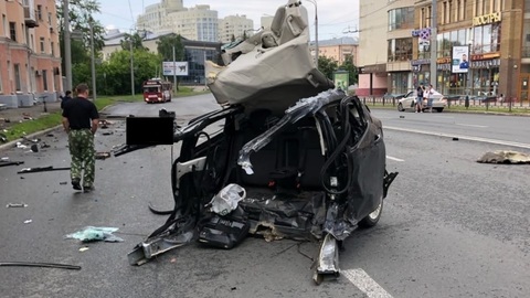 Двое погибших: машину разорвало на части после столкновения со столбом