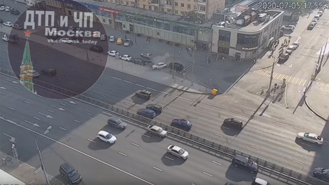 Иномарка протаранила шесть машин на проспекте Мира