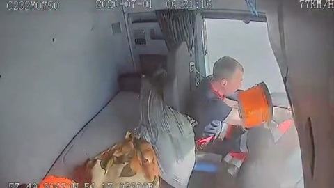 Задремавший водитель бензовоза устроил аварию на трассе под Пермью. Видео