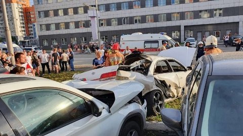 Машину разорвало на две части после столкновения со столбом в Новокузнецке