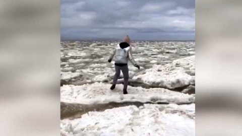 Женщине, прыгающей по льдинам с детьми, вынесли предостережение