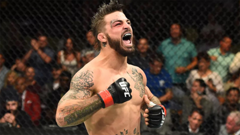 Боец UFC Майк Перри избил официанта, подругу и случайного свидетеля