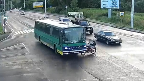 Пьяный водитель скутера без шлема пошел на таран автобуса. Видео