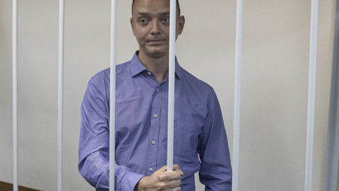 В СИЗО Иван Сафронов бросил курить и много читает