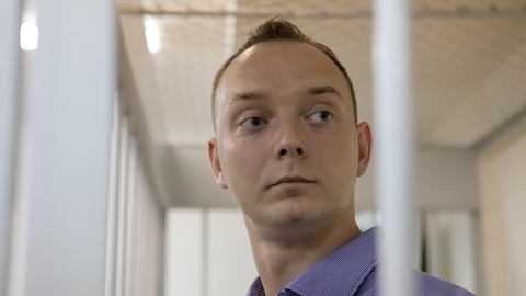 Суд отказался отпустить из-под стражи журналиста Сафронова