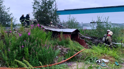 Во время пожара на овощебазе в Новом Уренгое погиб человек