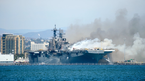 Пожар на американском корабле: провалилась палуба, треснул корпус
