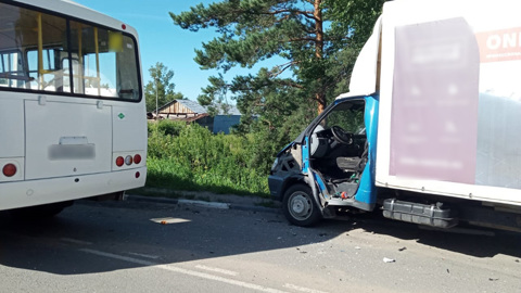 Маршрутка с пассажирами попала в аварию на Шегарском тракте