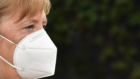 Меркель сообщила, что число зараженных растет не по дням, а по часам