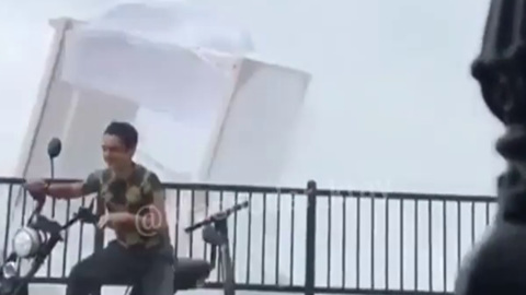 В Сочи смерч унес пляжную палатку