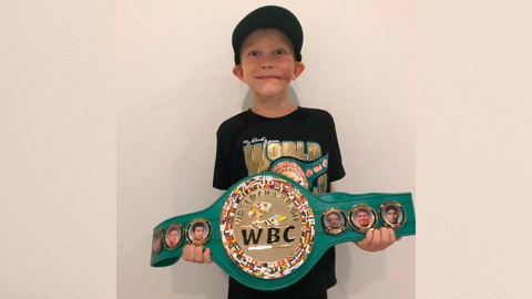 WBC наградил поясом чемпиона 6-летнего мальчика, спасшего сестру от собаки