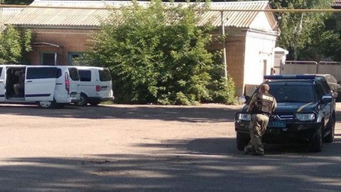В центре Полтавы мужчина с гранатой угрожает подорвать полицейских