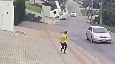 Крушение самолета, упавшего на улице бразильского города, попало на видео