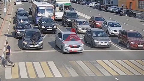 Злостный алиментщик прокатил судебного пристава на капоте машины