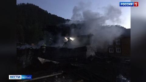 На Алтае во время пожара на турбазе пострадали двое человек