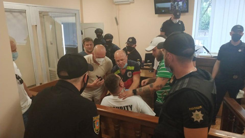 Блогер порезал себе горло в суде