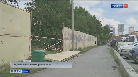 В Екатеринбурге металлический забор покалечил подростка