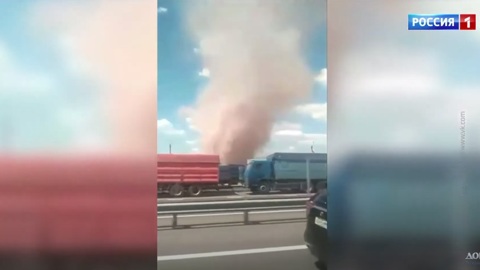 Донские автомобилисты сняли на видео смерч