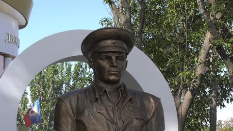 Памятник Василию Маргелову и сквер десантников открыли в Луганске