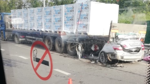Двое погибших: легковушка влетела под грузовик в Балашихе