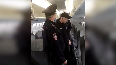 Задержанный в Барнауле авиадебошир угрожал полицейским звонком своей маме. Видео