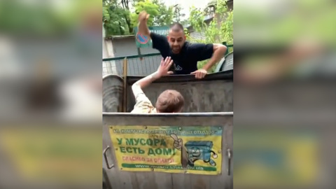 ЧП. Самосуд харьковчан над спрятавшимся в мусорном баке воришкой попал на видео
