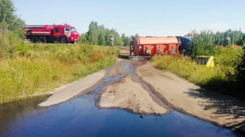 В Курганской области перевернулся бензовоз, топливо залило дорогу