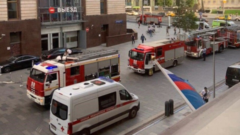 В центре Москвы в Театральном проезде всех напугала угроза пожара