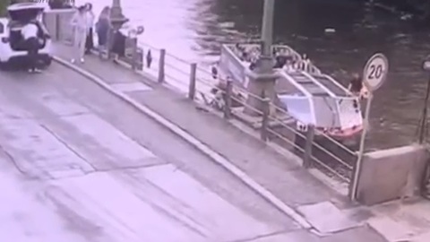 Появилось видео спасения ребенка, выпавшего за борт теплохода в Петербурге