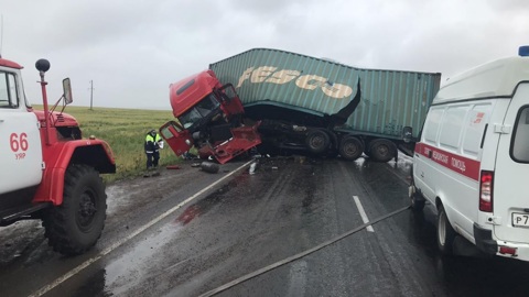 Водитель бензовоза погиб в ДТП, из-за которого перекрыли федеральную трассу