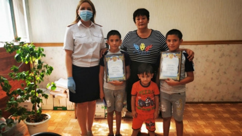 Двое 11-летних братьев отбили девочку от стаи разъяренных собак