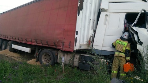 Фура протаранила автобус, ехавший в Крым