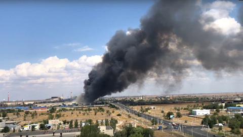 В городе Волжский загорелся завод