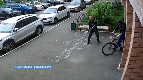 Мужчина зарубил топором соседа, который мешал ему спать. Видео