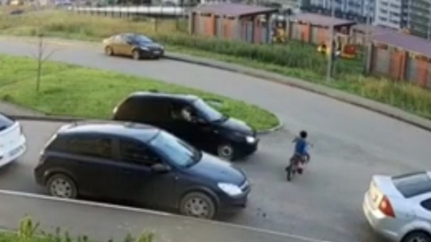 В Казани женщина бросила сбитого во дворе ребенка