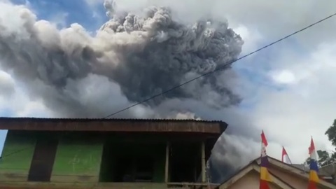 Очевидцы сняли на видео мощное извержение вулкана в Индонезии