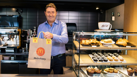 McDonald's хочет засудить бывшего главу за секс с тремя сотрудницами