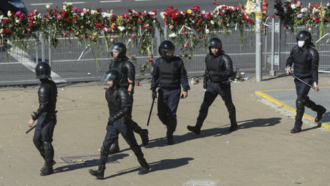 В центре Минска скапливаются ОМОН и внутренние войска