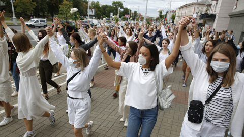 250 женщин в белом: в Минске проходит очередная акция протеста