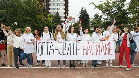 Белорусские медики выходят из больниц, требуя прекратить насилие